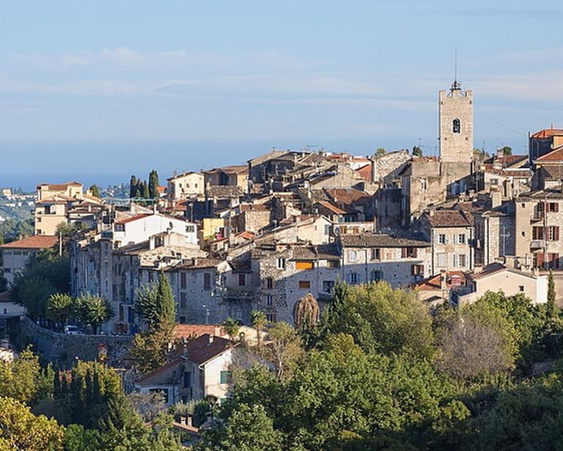 Vue du centre ancien de Vence et de son clocher au-dessus des toits