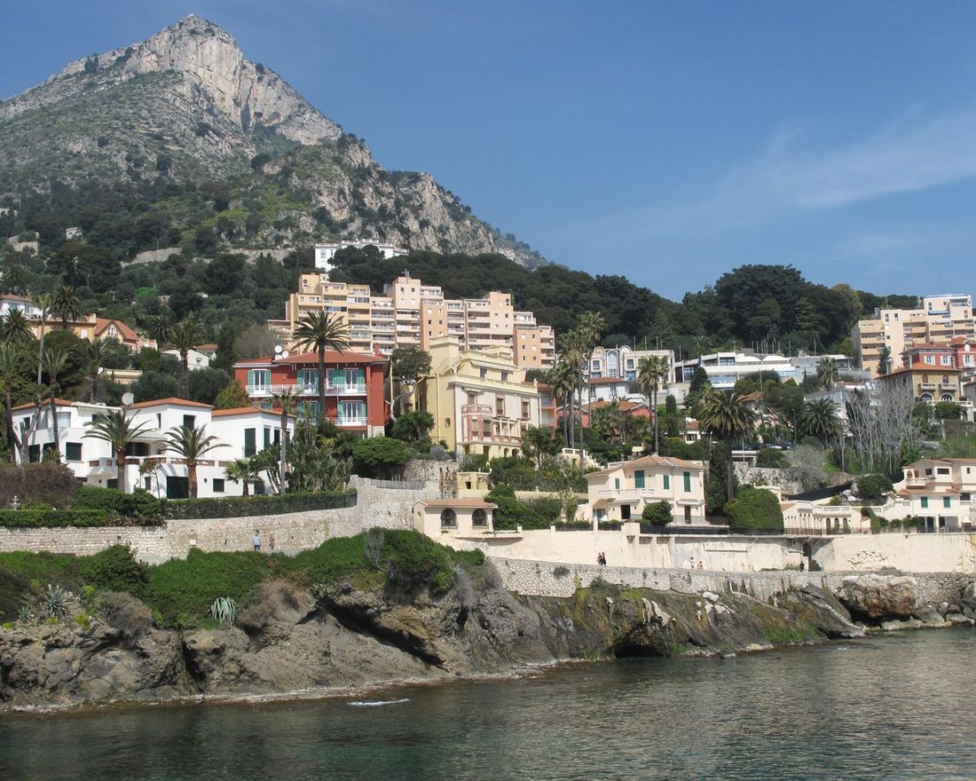 Vue de Cap-d’Ail entre le littoral urbanisé et le relief de la Tête de Chien