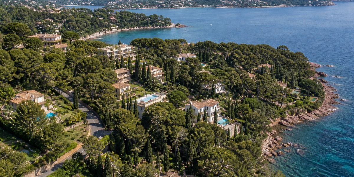Villas et végétation dense sur la presqu’île de Saint-Jean-Cap-Ferrat