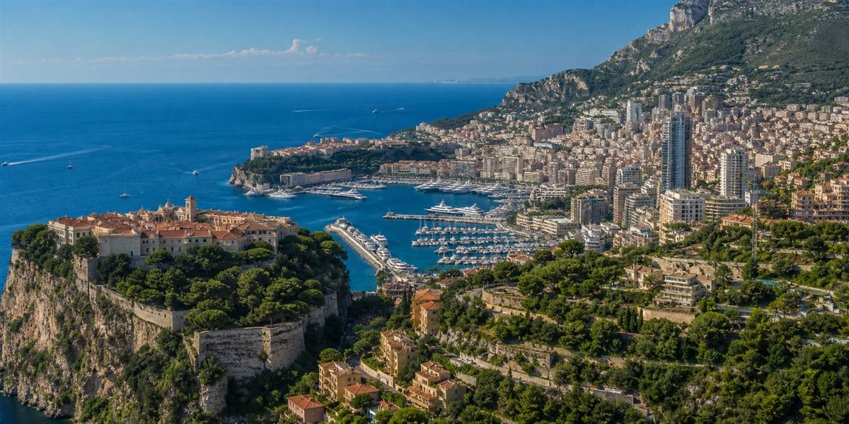 Vue panoramique lumineuse de Monaco avec le Rocher, Port Hercule, Monte-Carlo et les immeubles étagés face à la Méditerranée
