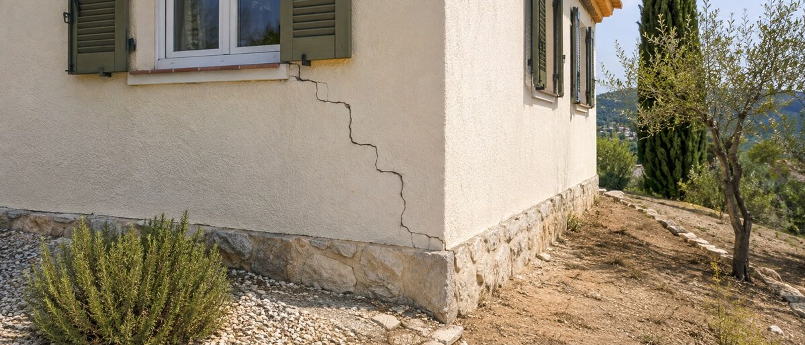 Fissure en escalier sur la façade d’une villa méditerranéenne au Cannet, désordre compatible avec un mouvement différentiel du sol
