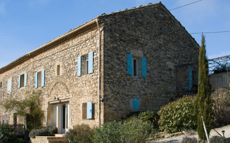Image maison ancienne sur sol argileux