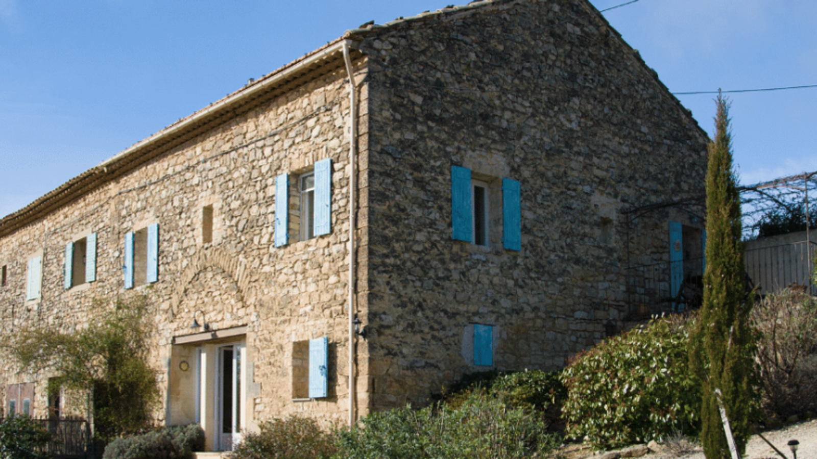 Image maison ancienne sur sol argileux