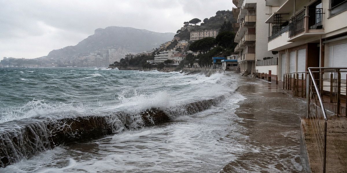 Vagues de tempête franchissant un muret et atteignant un accès côtier à Roquebrune-Cap-Martin.