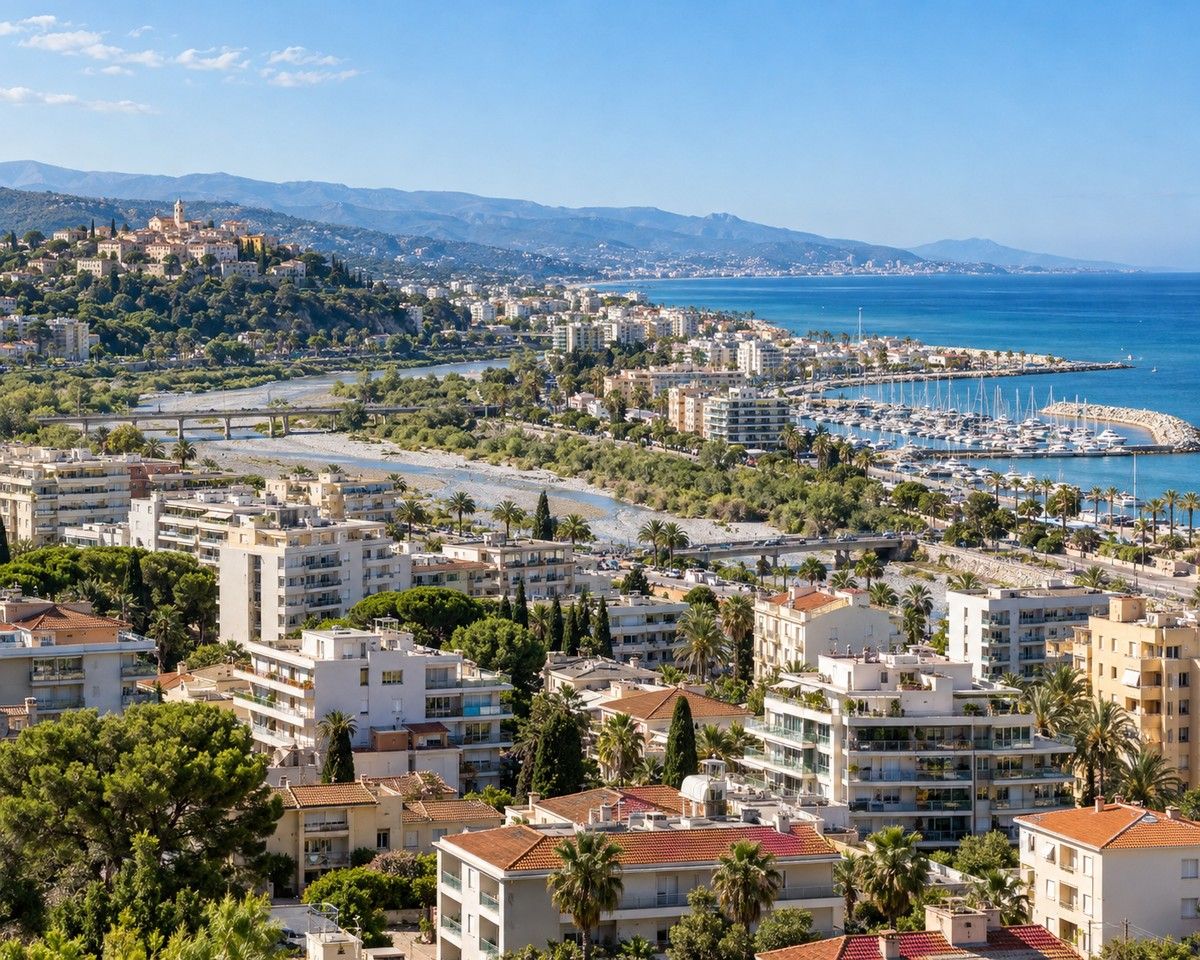Vue urbaine réaliste illustrant des immeubles, la basse vallée du Var, le port et le littoral méditerranéen
