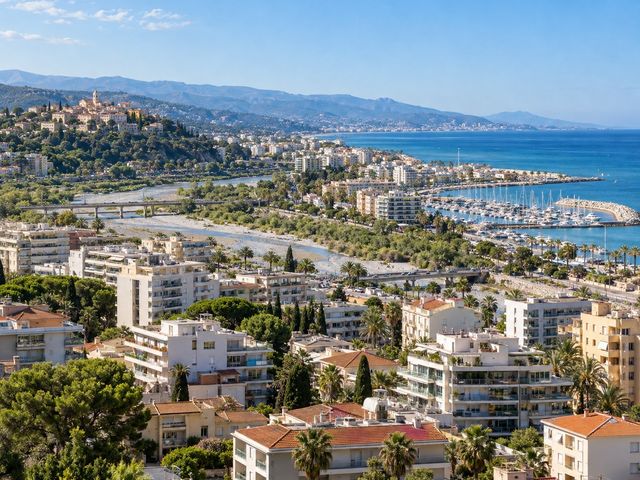 Vue urbaine réaliste illustrant des immeubles, la basse vallée du Var, le port et le littoral méditerranéen