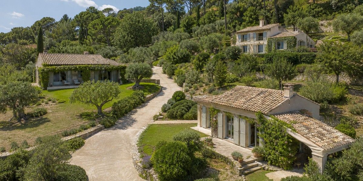 Trois villas méditerranéennes implantées sur un terrain paysager continu avec un accès commun.