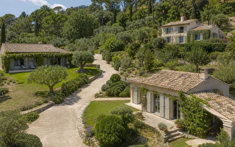 Trois villas méditerranéennes implantées sur un terrain paysager continu avec un accès commun.
