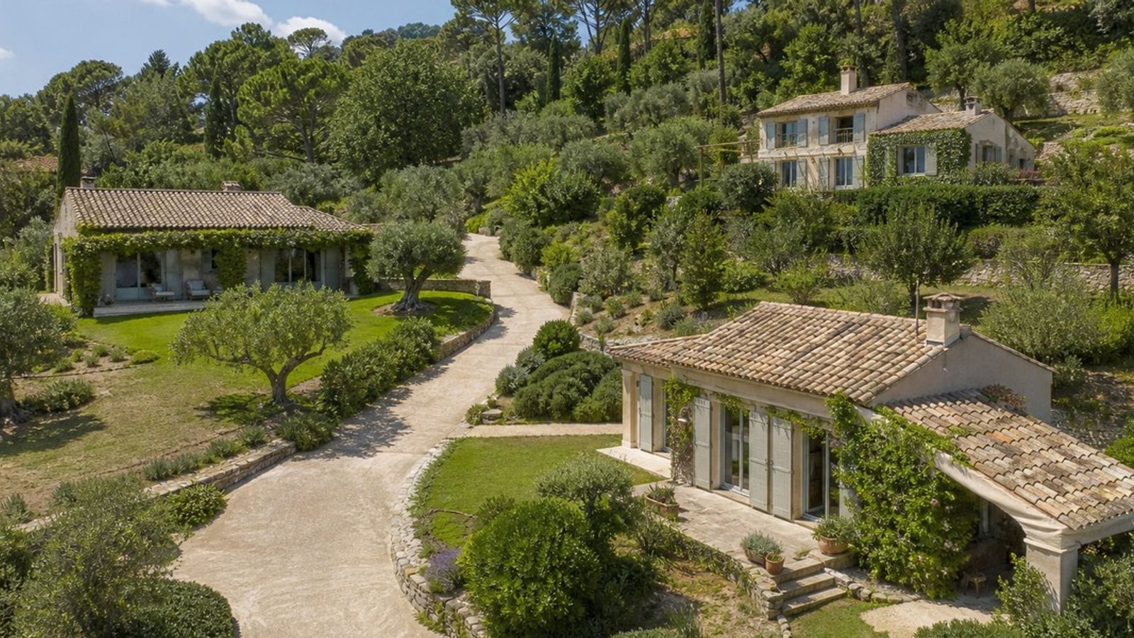 Trois villas méditerranéennes implantées sur un terrain paysager continu avec un accès commun.