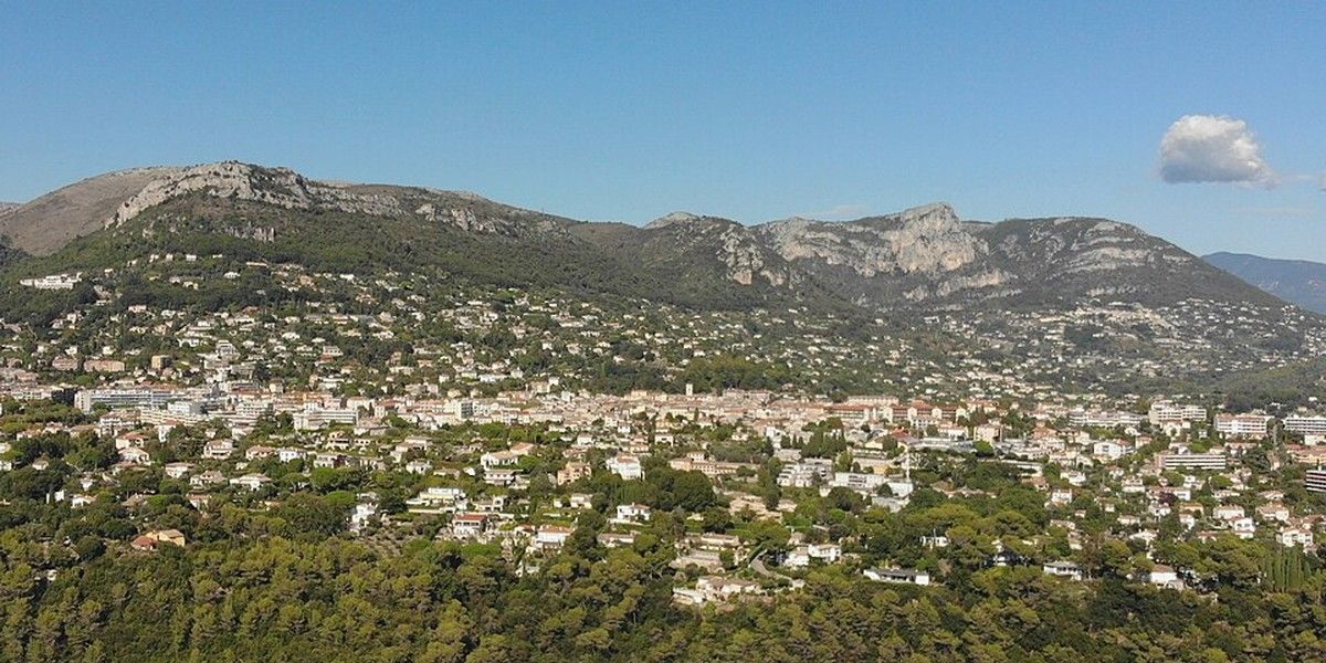 Vue de Vence au pied des reliefs rocheux des Baous