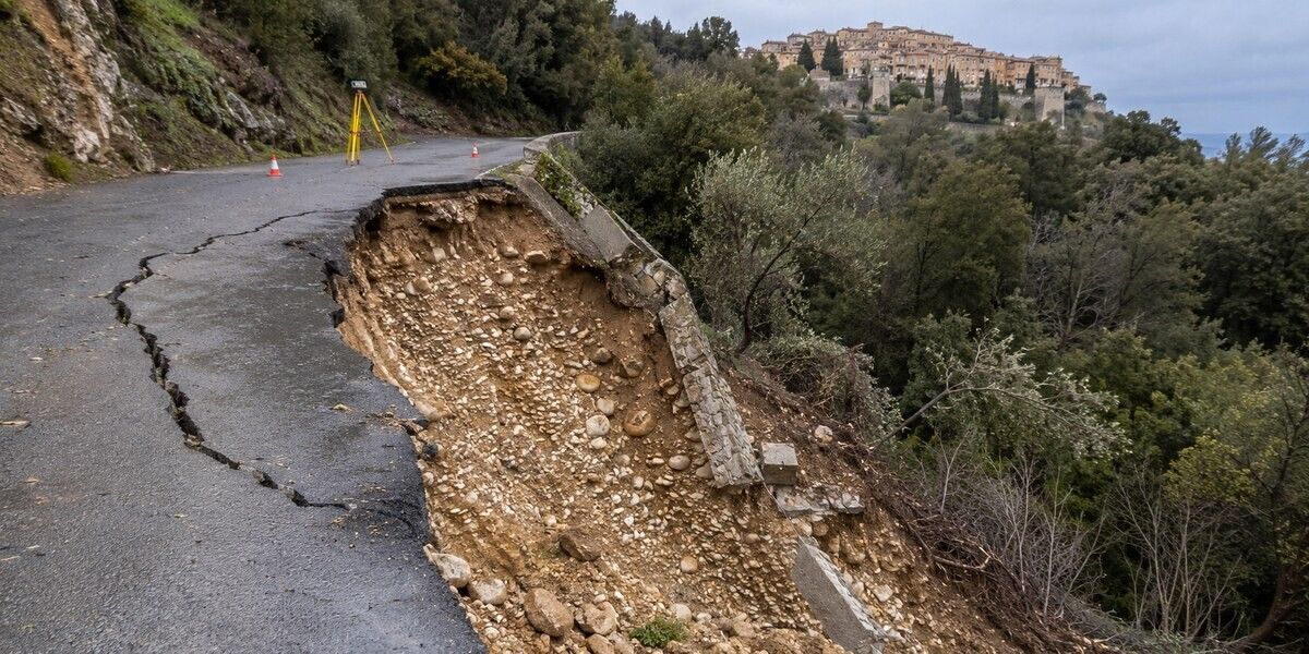 Route collinéenne fracturée par un glissement de terrain révélant le sol en poudingue à Cagnes-sur-Mer