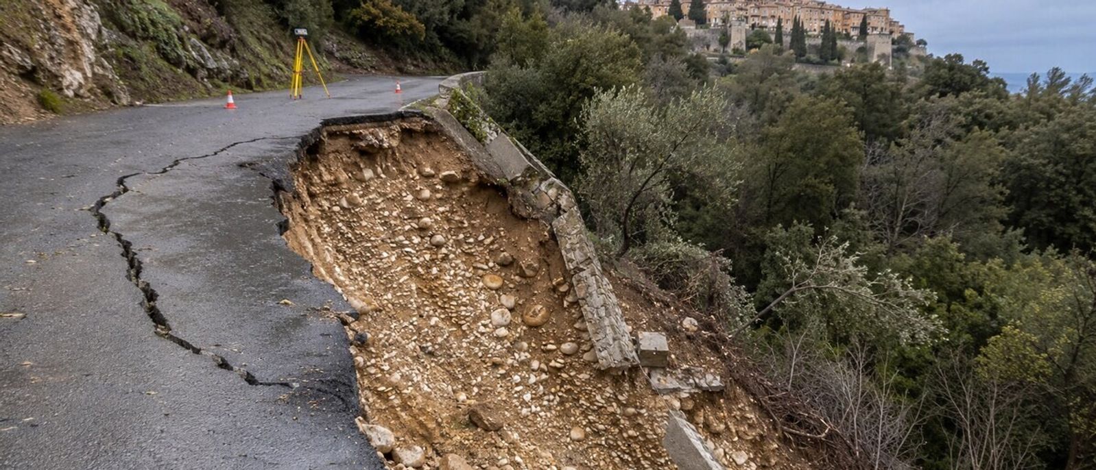 Route collinéenne fracturée par un glissement de terrain révélant le sol en poudingue à Cagnes-sur-Mer