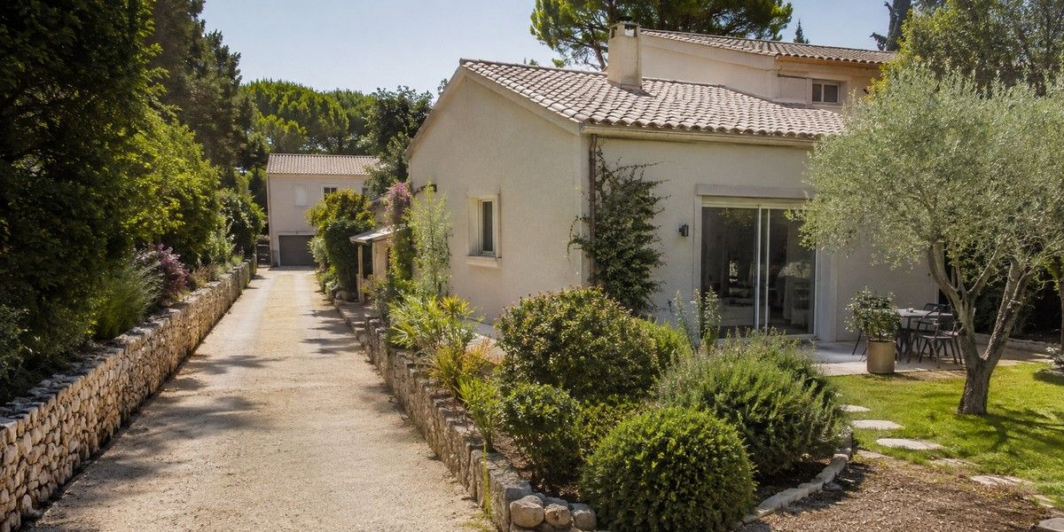 Allée de passage longeant une maison et desservant une seconde propriété