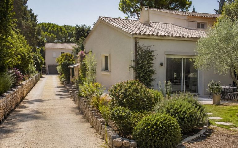 Allée de passage longeant une maison et desservant une seconde propriété