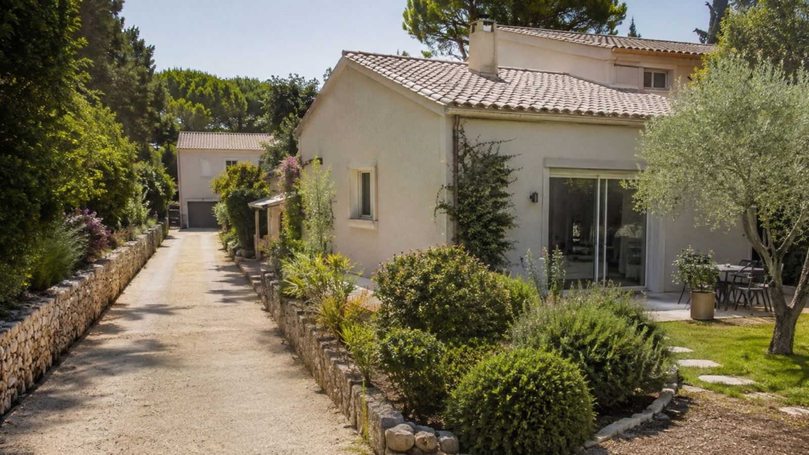 Allée de passage longeant une maison et desservant une seconde propriété