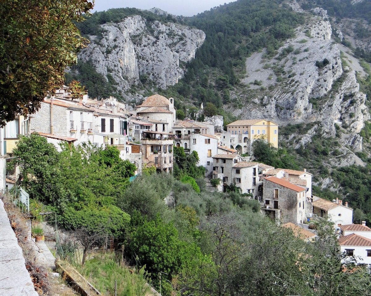 Village de Peille adossé aux reliefs rocheux et boisés
