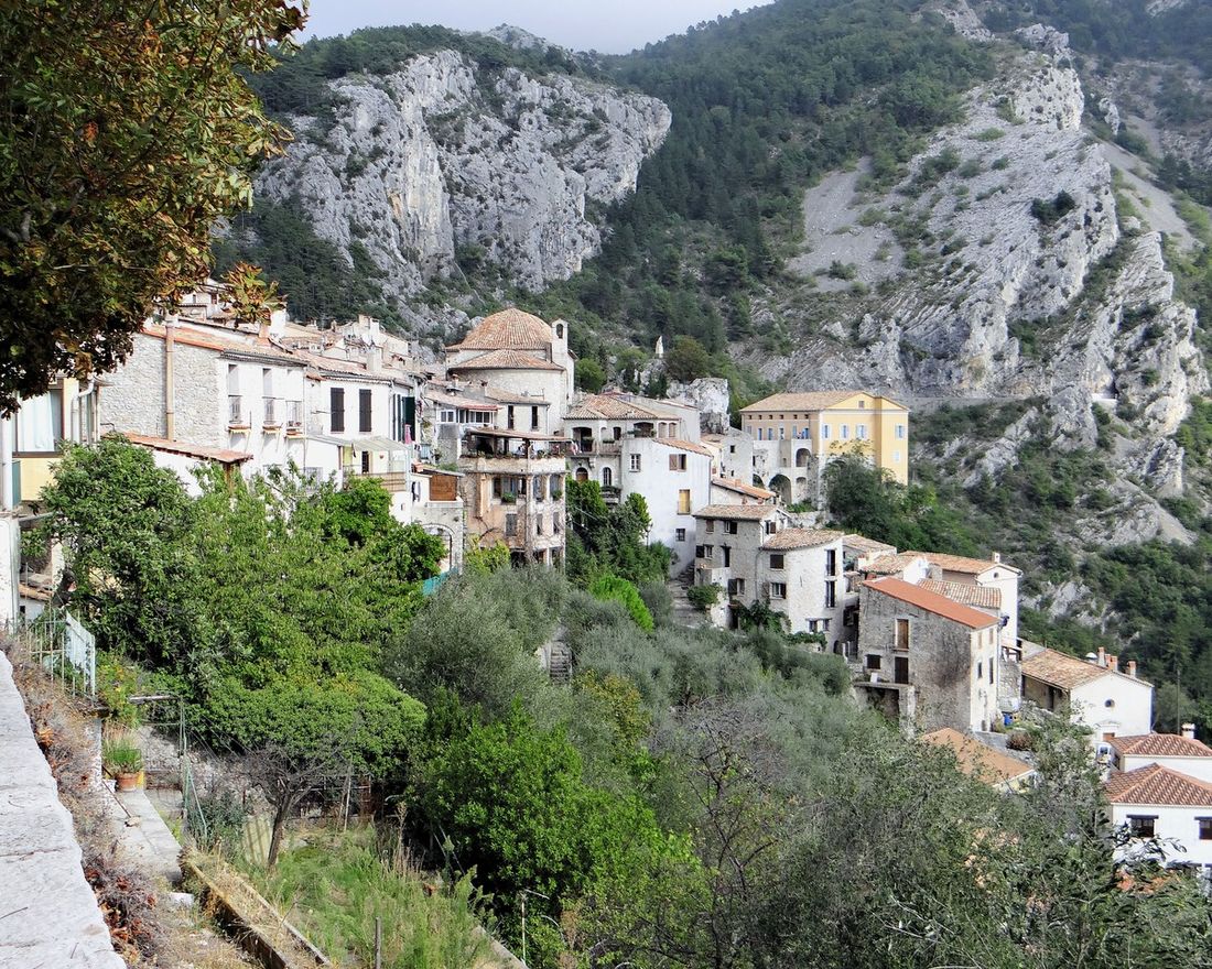 Village de Peille adossé aux reliefs rocheux et boisés