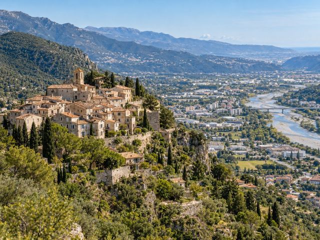 Vue illustrant le village perché de Carros, la vallée du Var et les secteurs bâtis de la plaine