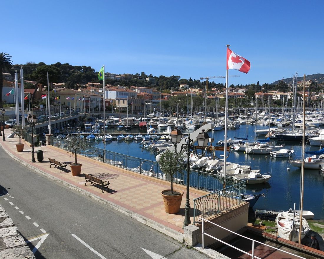 Vue du port et du village de Saint-Jean-Cap-Ferrat sur la presqu’île