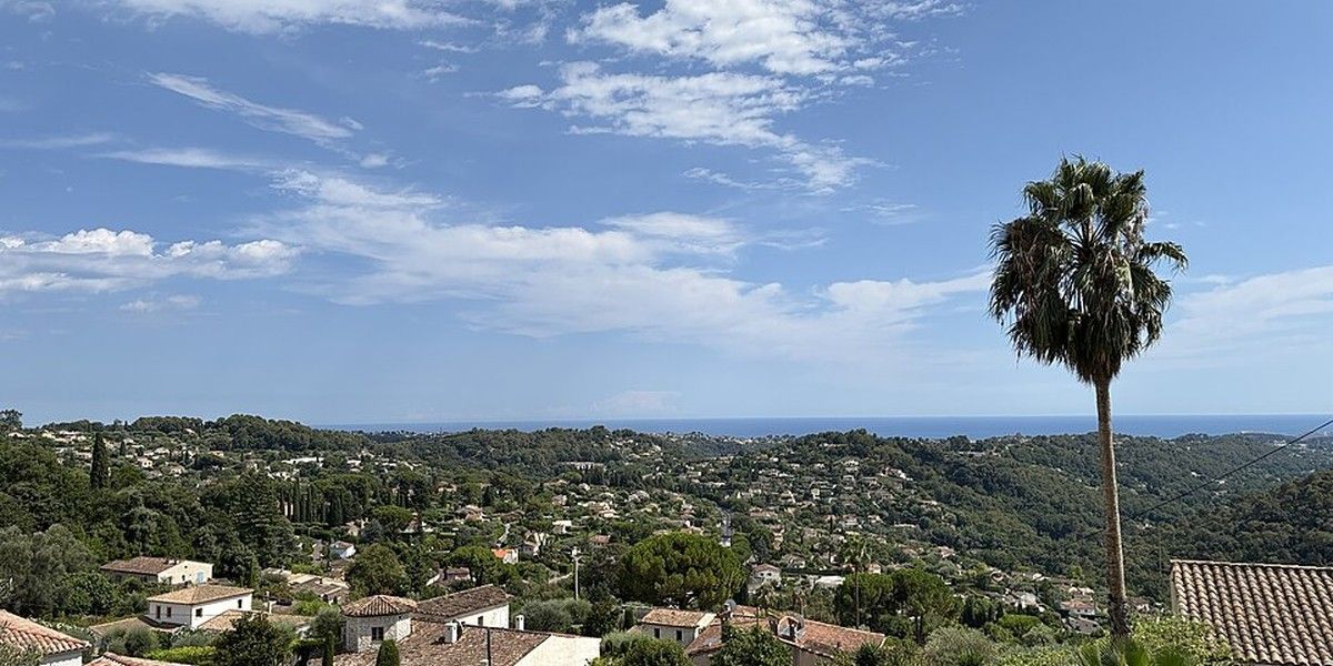 Habitations de Vence au contact de collines boisées
