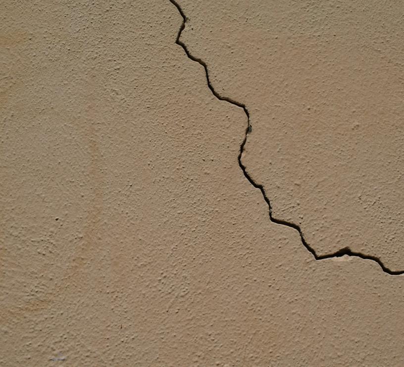 Image fissure sur une maison après sécheresse
