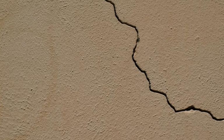 Image fissure sur une maison après sécheresse
