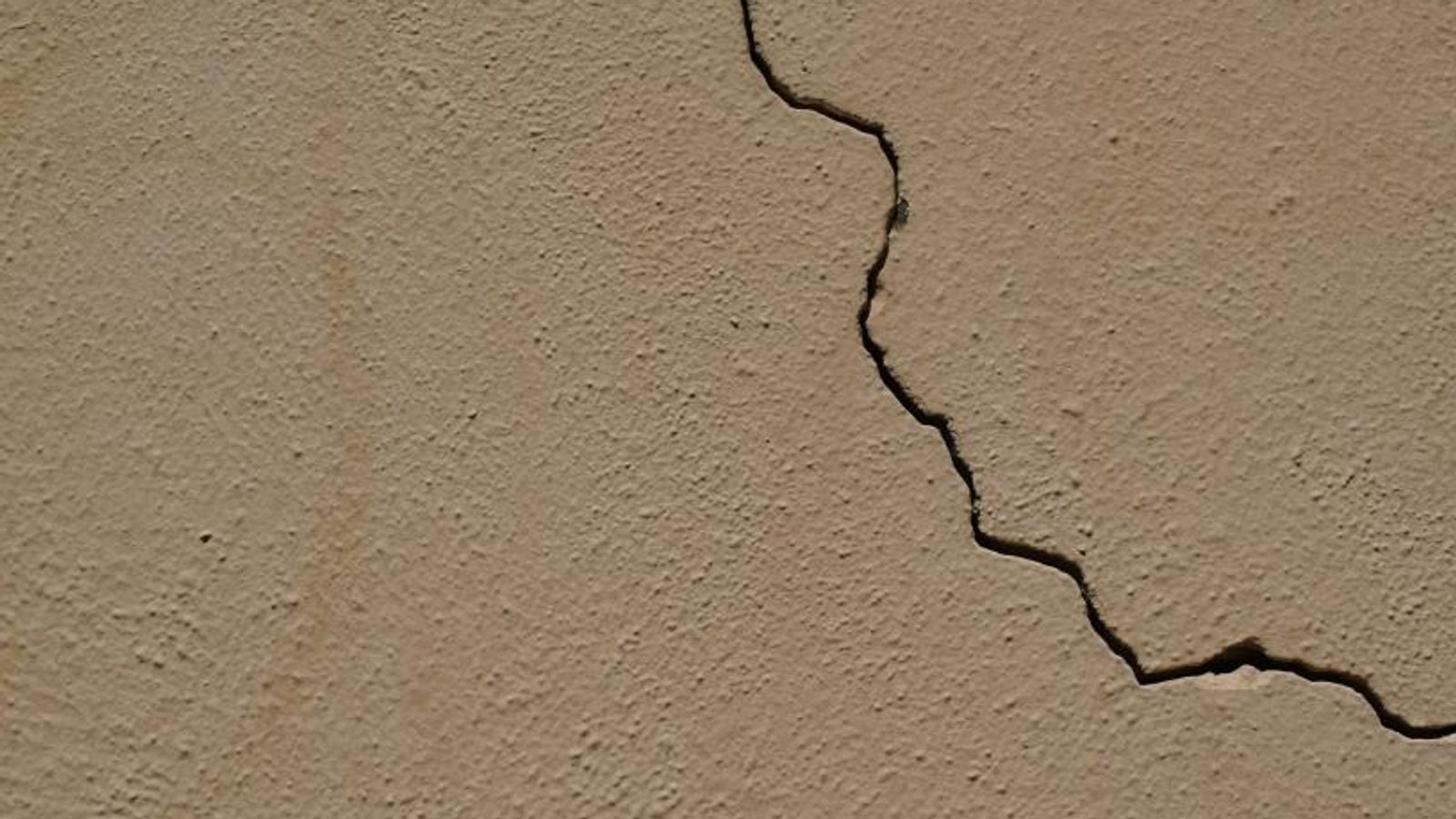 Image fissure sur une maison après sécheresse