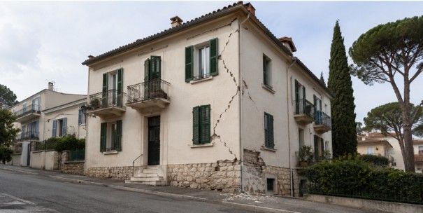 Exemple de Fissures après une secousse sismique modérée