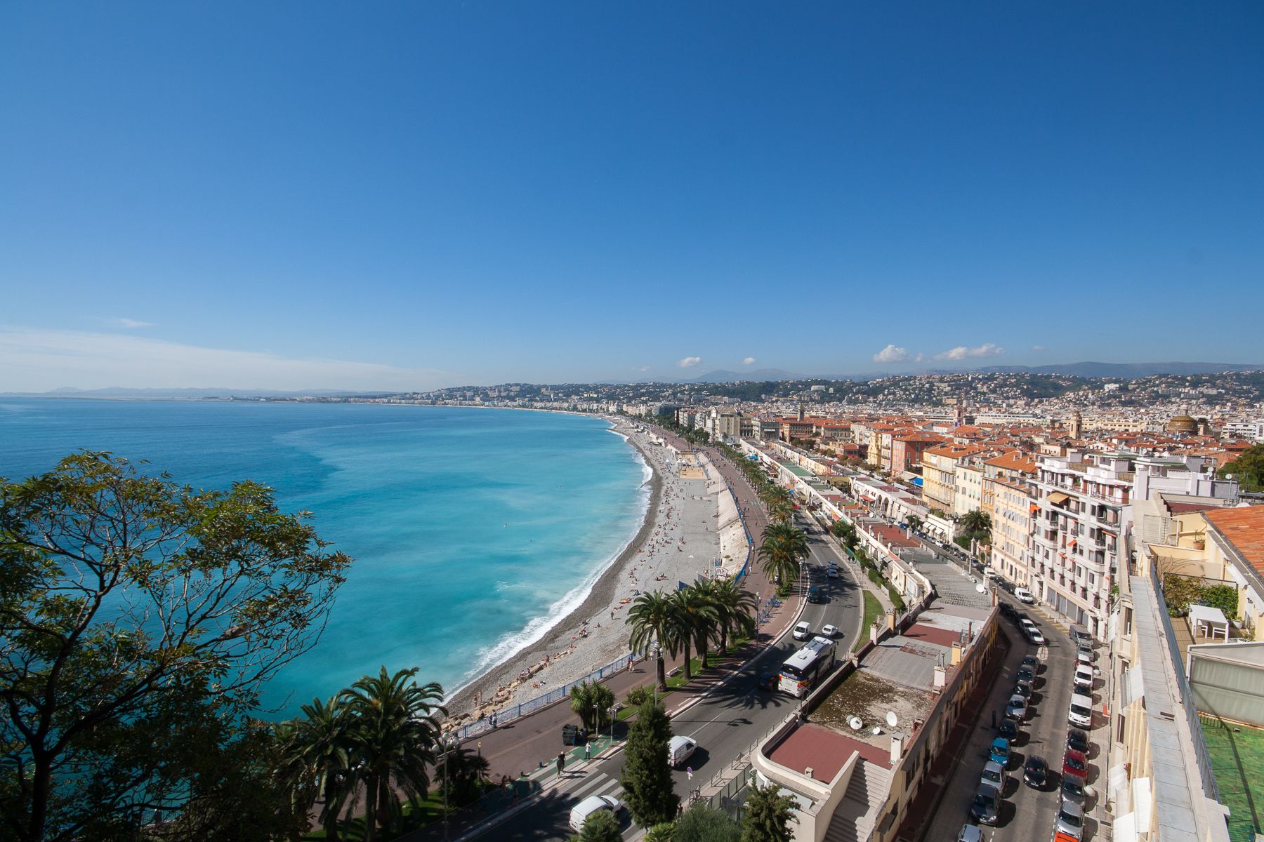 Vue panoramique de Nice entre la baie des Anges, la Promenade des Anglais, les quartiers anciens et les collines urbanisées
