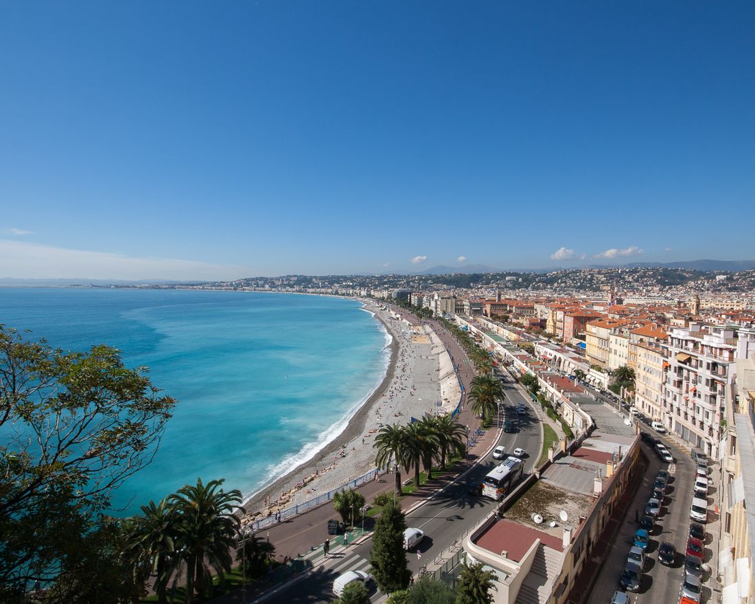 Vue panoramique de Nice entre la baie des Anges, la Promenade des Anglais, les quartiers anciens et les collines urbanisées