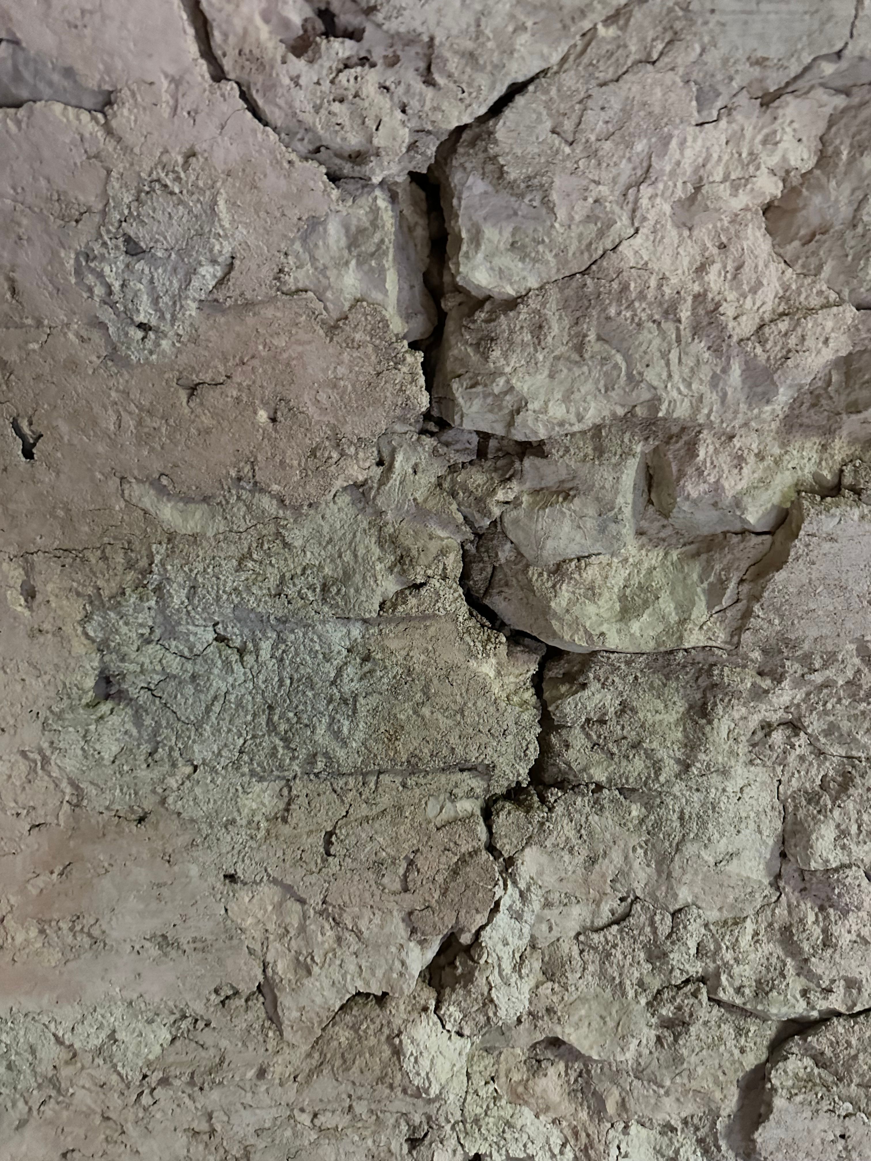 Fissure traversante sur fondations cyclopéennes - Arrière pays niçois