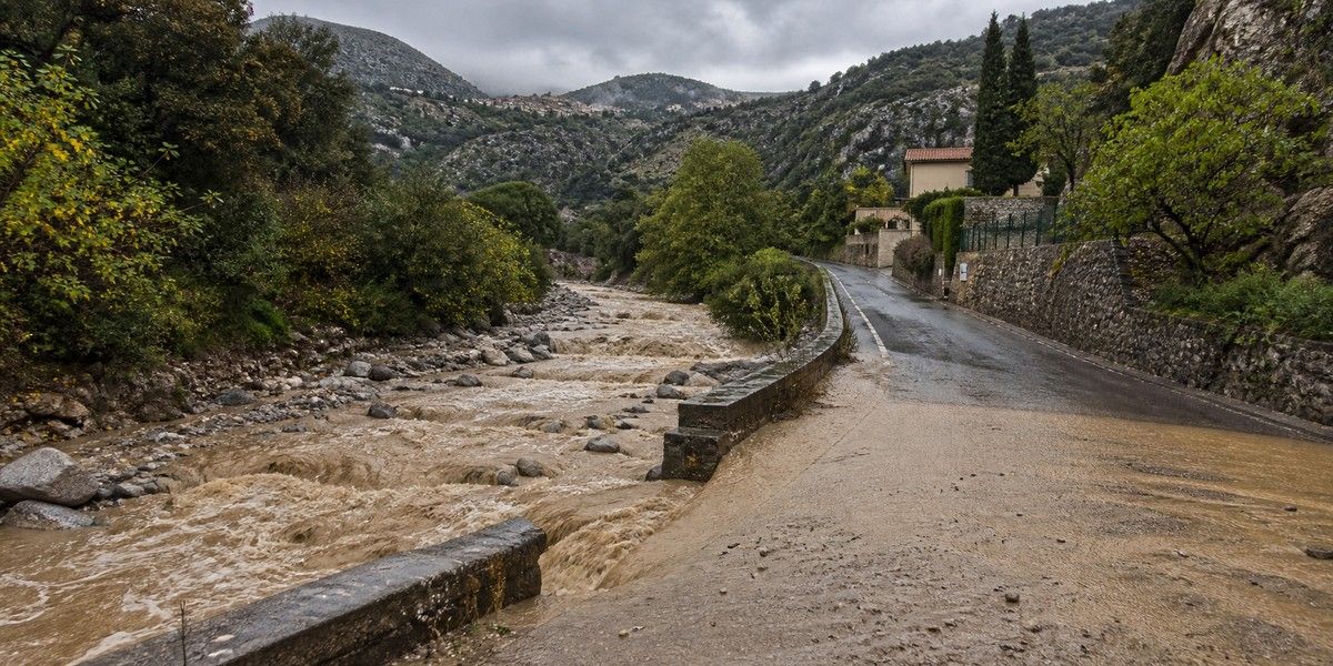Illustration réaliste d’un cours d’eau torrentiel et du ruissellement dans une vallée méditerranéenne