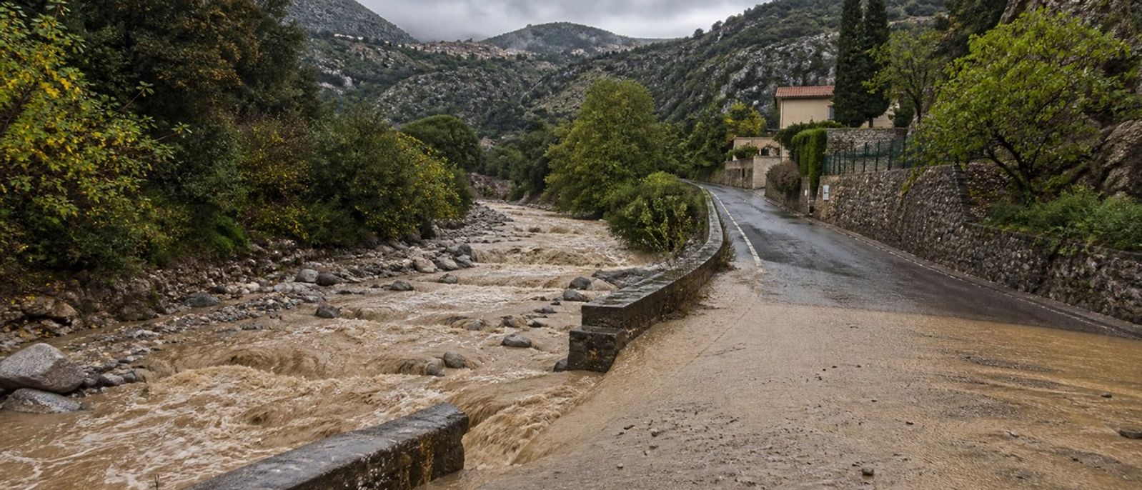 Illustration réaliste d’un cours d’eau torrentiel et du ruissellement dans une vallée méditerranéenne