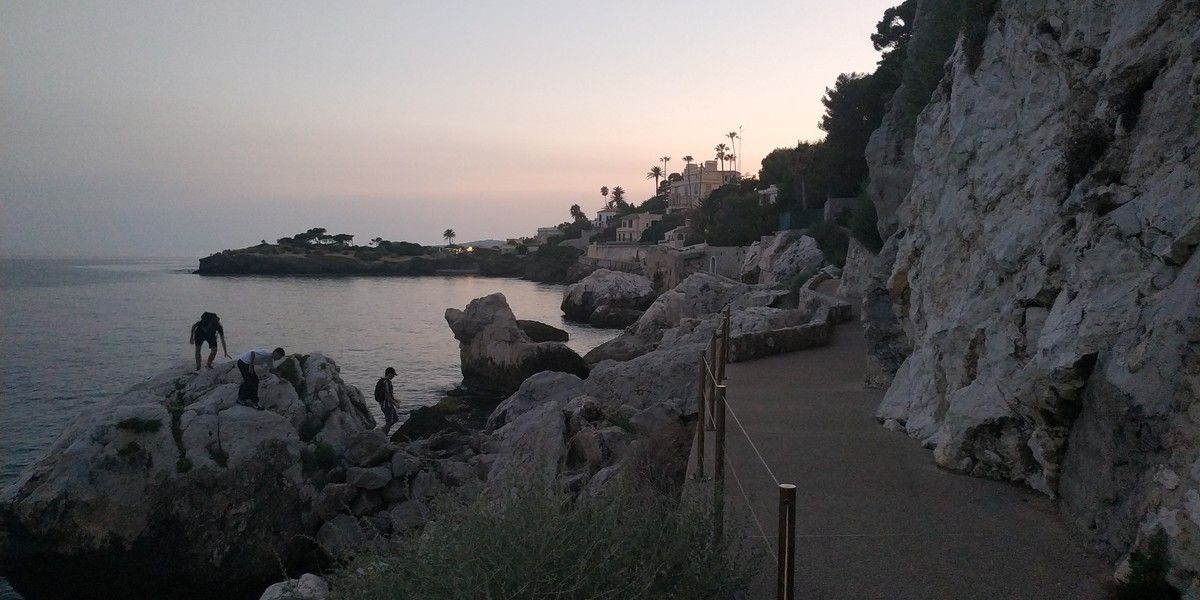 Falaise rocheuse longeant le sentier littoral de Cap-d’Ail