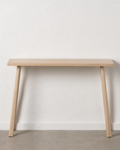 Consola minimalista en acabado natural