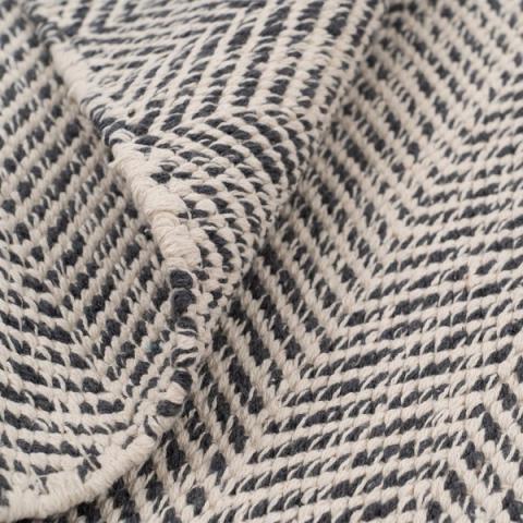 Alfombra gris de espiga con flecos — detalle