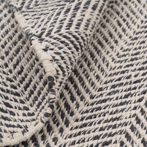 Alfombra gris de espiga con flecos — detalle