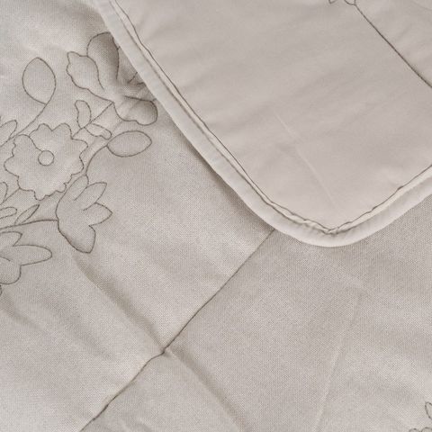 Colcha beige con acolchado floral — detalle