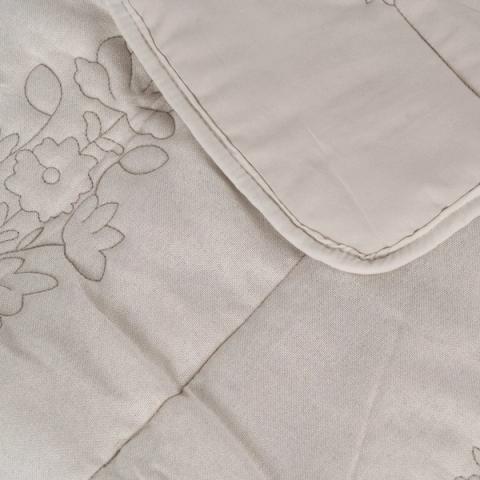 Colcha beige con acolchado floral — detalle
