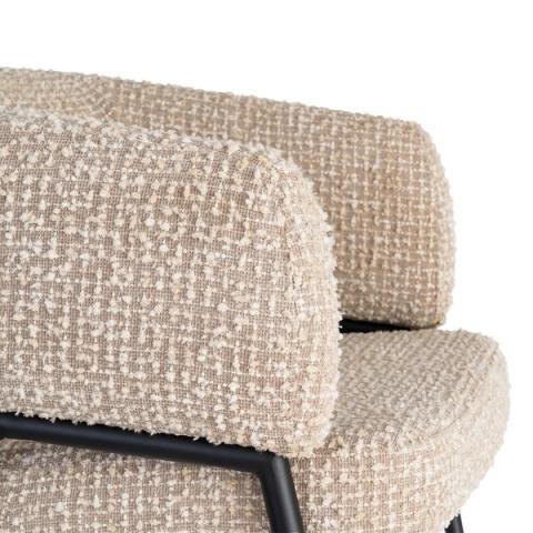 Detalle del respaldo envolvente y el tejido beige