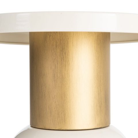 Mesa auxiliar blanca con cuello dorado, detalle del cuello dorado