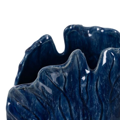 Detalle del borde ondulado del jarrón azul