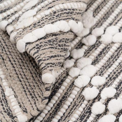 Alfombra gris y blanca de rombos con relieve — detalle