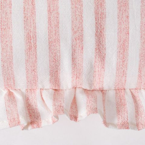 Cojín de rayas rosas con volante — detalle