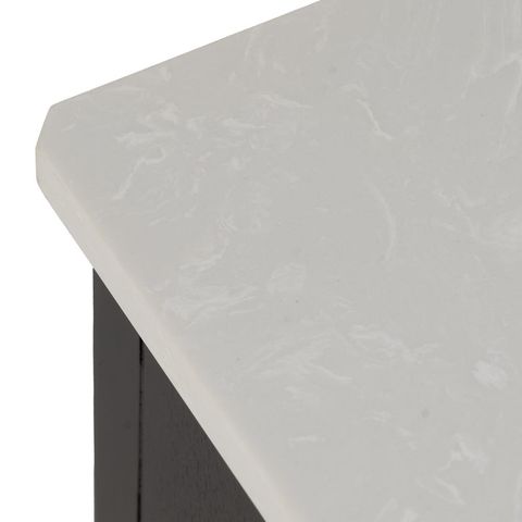 Cómoda Mods negra con mármol, detalle del acabado