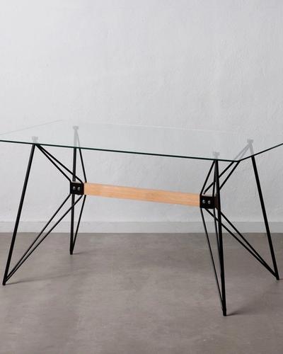Mesa de comedor de cristal con varillas cruzadas