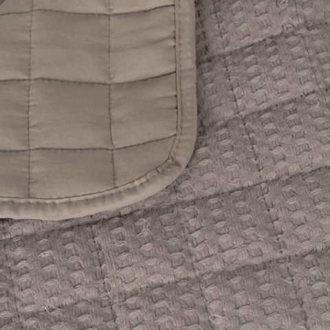 Colcha taupe con acolchado de cuadros — detalle