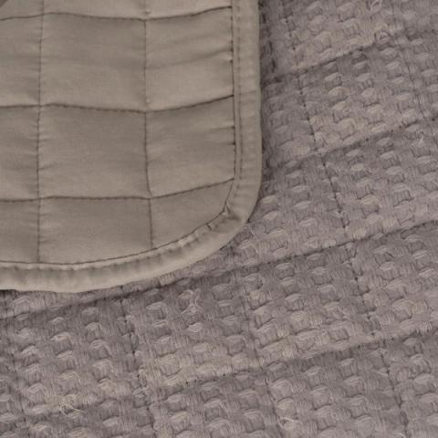 Colcha taupe con acolchado de cuadros — detalle