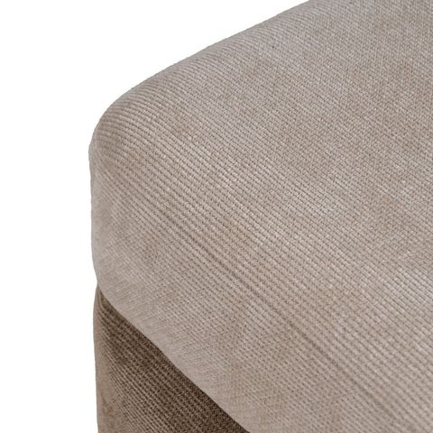 Detalle de la costura del asiento del puf beige y marrón