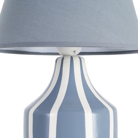 Lámpara de mesa azul de cerámica a rayas — detalle